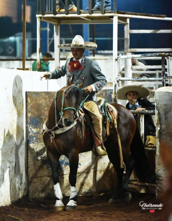 Traje de charro a caballo