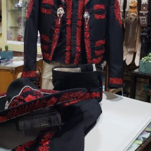 Traje de gala bordado a máquina rojo