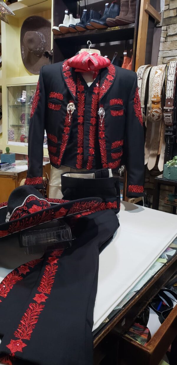 Traje de gala bordado a máquina rojo