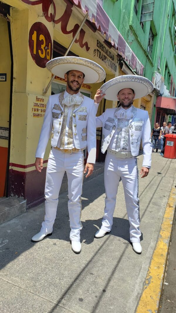 Traje blanco en tela tergal de poliéster.