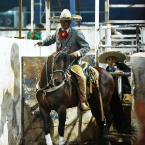 Traje de charro a caballo