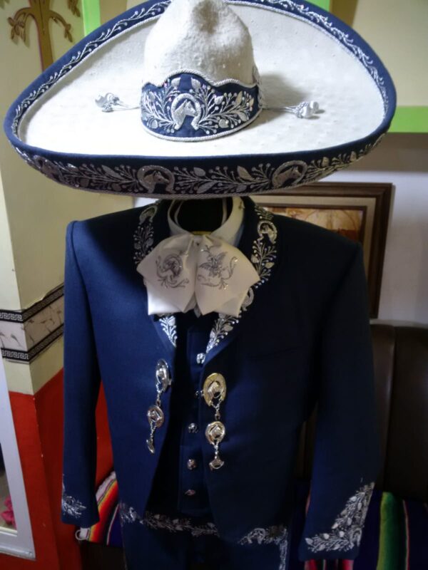 Traje de charro casimir Santiago azul bordado a mano